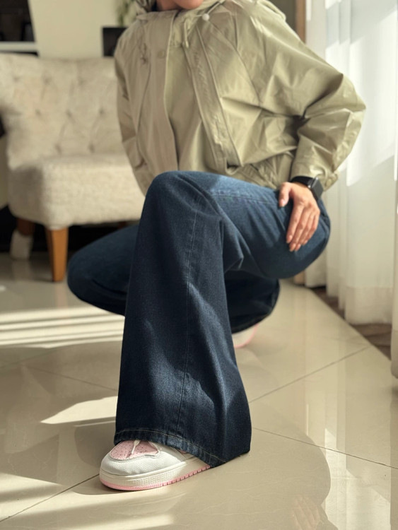 نمای نزدیک شلوار جین وایتلیک سرمهای تیره