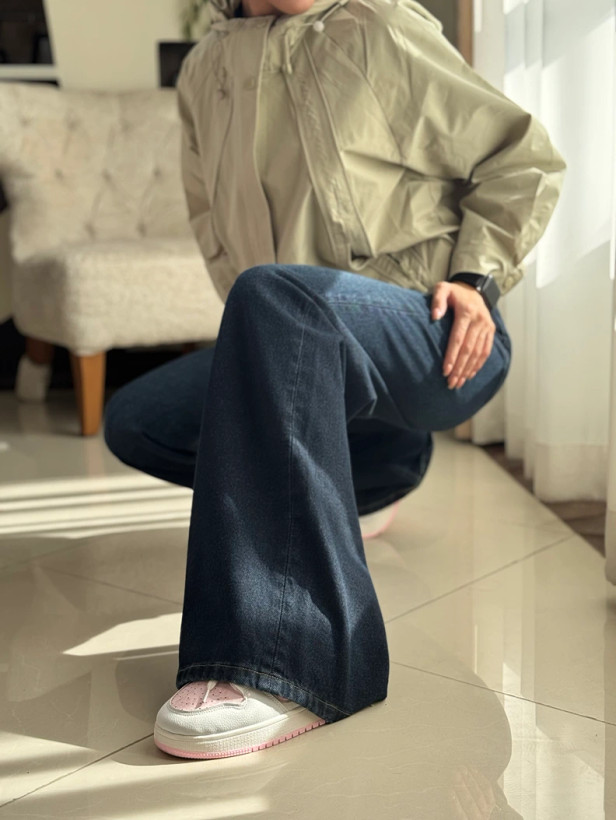 نمای نزدیک شلوار جین وایتلیک سرمهای تیره