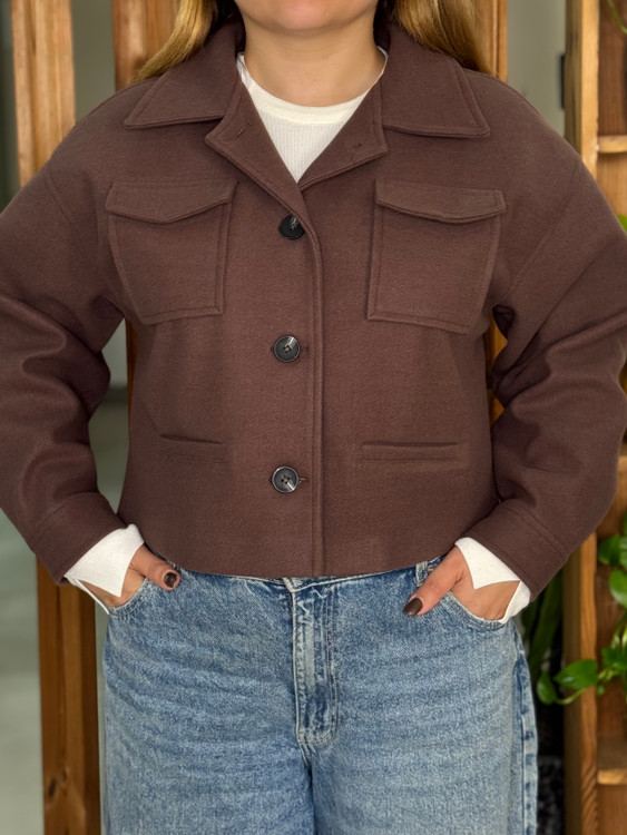 کت کوتاه زنانه قهوهای خوشفرم و ترند با طراحی خاص