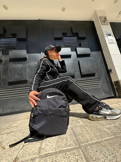 عکس ست سویشرت شلوار مشکی وارداتی مناسب استایل شیک و مینیمال