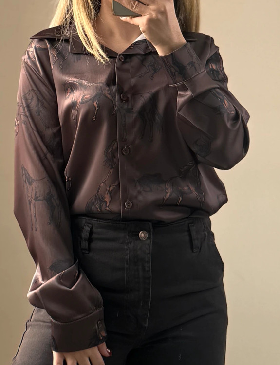 شومیز مجلسی زنانه از پارچه ساتن براق قهوهای طرح هرمس