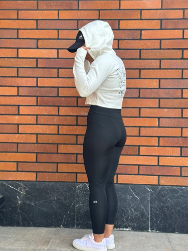 سویشرت کراپ زنانه سفید وارداتی خارجی مناسب استایل کژوال بروشکا