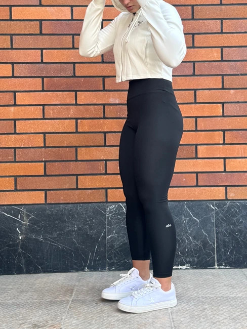 عکس سوییشرت کراپ سفید بروشکا