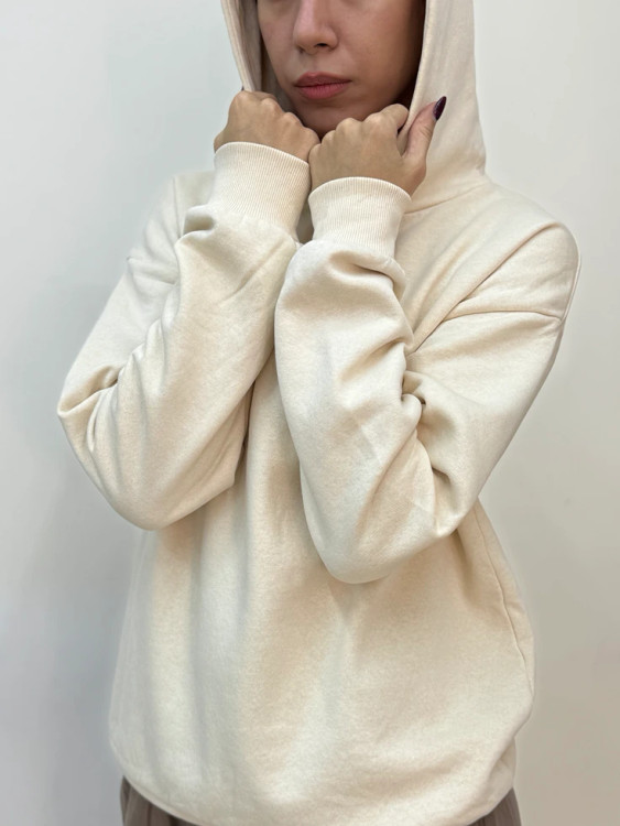 دورس کلاهدار اورسایز سفید با طراحی آزاد، مناسب استایل خیابانی و اسپرت