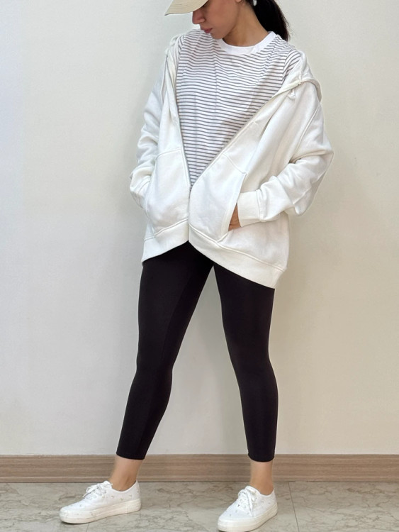 فتو از سویشرت اورسایز سفید زیپ جلو مناسب استایل روزمره