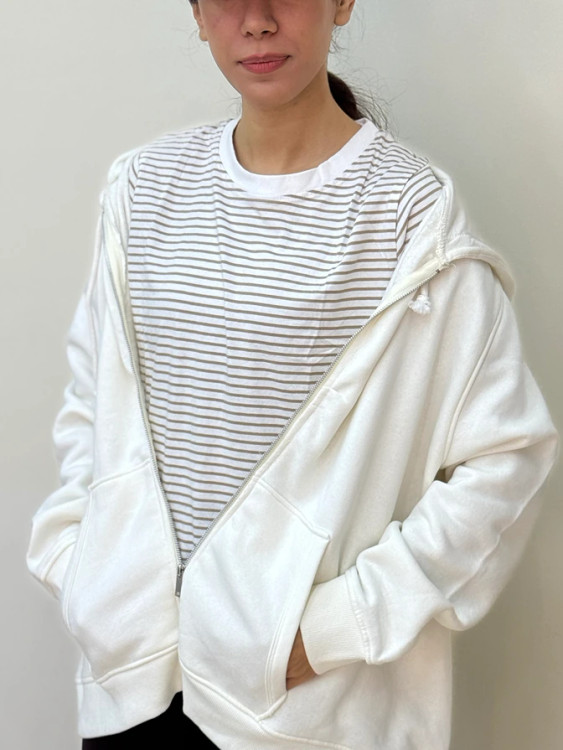 عکس ژورنالی سویشرت اورسایز زیپدار سفید ترند و مینیمال