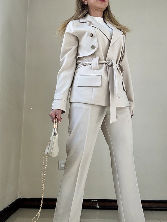 کت شلوار زنانه مشکی کرم با برش خوشفرم و شیک خوش استایل