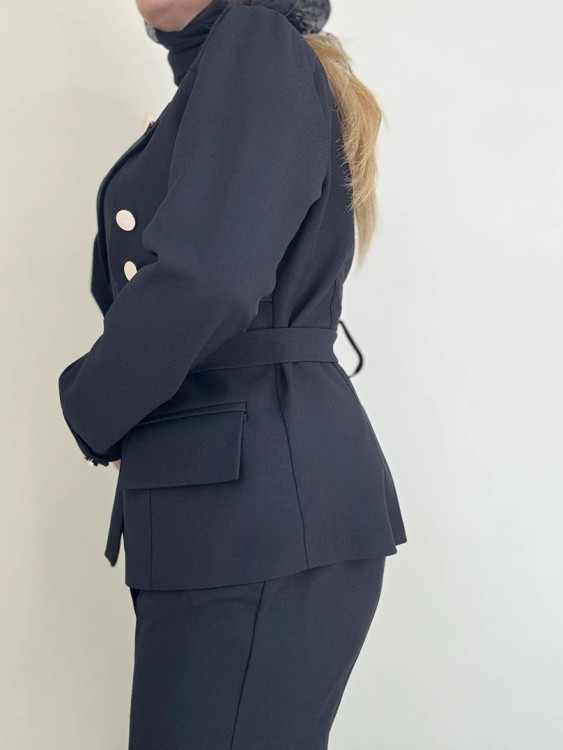 تصویری از ست کت و شلوار مشکی زنانه، استایل رسمی و زیبا