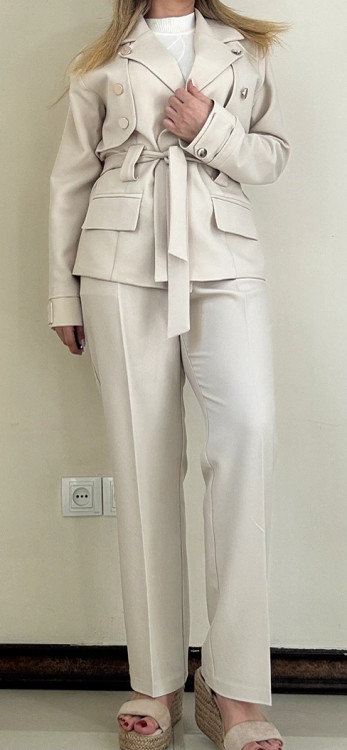 کت و شلوار زنانه شیک و رسمی در رنگهای کرم و مشکی، مناسب استایل مجلسی و اداری، موجود در سایزهای ۳۶ تا ۴۴