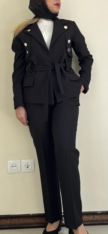 استایل کت شلوار زنانه مشکی و کرم مناسب مجالس