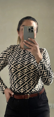 بلوز زنانه آستین بلند طرح گوچی و فندی در رنگهای ترکیبی کرم، سفید، مشکی و قهوهای