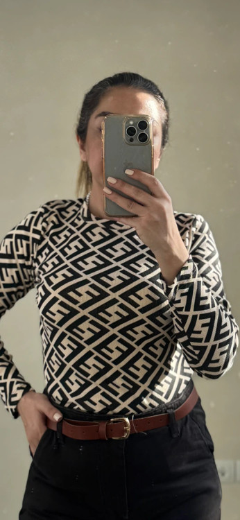 بلوز زنانه آستین بلند طرح گوچی و فندی در رنگهای ترکیبی کرم، سفید، مشکی و قهوهای