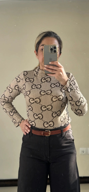 بلوز زنانه آستین بلند کشی با طراحی برند گوچی فندی در ترکیب رنگهای کلاسیک