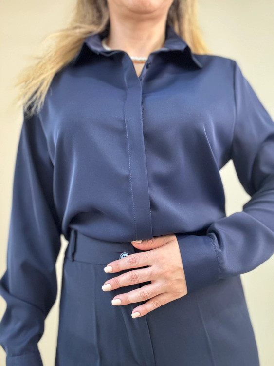 شومیز زنانه ساتن با ترکیب رنگ سفید و سرمهای مناسب مهمانی و استایل مجلسی