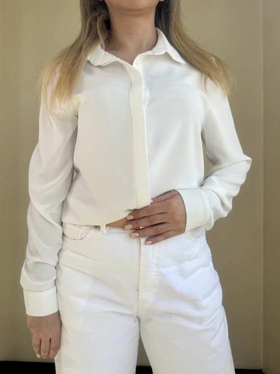 شومیز زنانه ساتن سفید و سرمهای شیک مناسب استفاده زیر کت و استایل رسمی