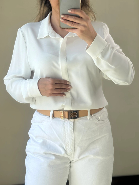 شومیز زنانه ساتن آستین بلند سفید سرمهای با طراحی شیک و رسمی