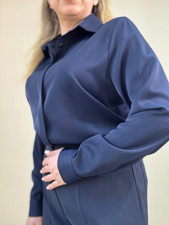 شومیز زنانه ساتن زنانه در رنگ سفید و سرمهای مناسب ست با کت رسمی