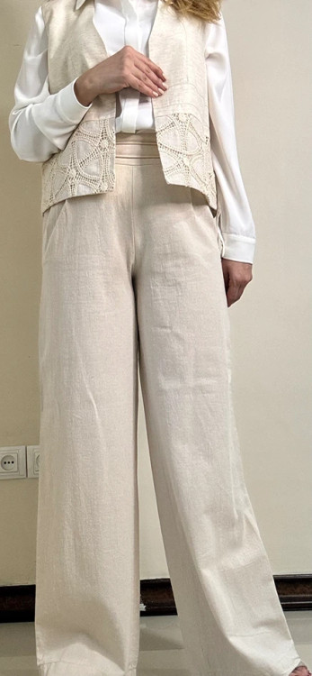 عکس شلوار زنانه لنین رنگ کرم با برش خوشفرم و پارچه باکیفیت برای استایل کلاسیک