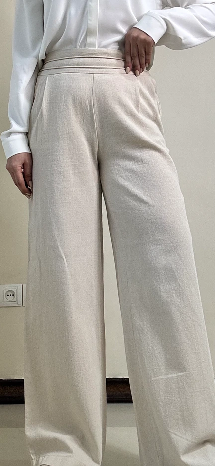 تصویر شلوار زنانه کرم لنین با طراحی مدرن و جنس عالی، مناسب مجالس و مهمانیها