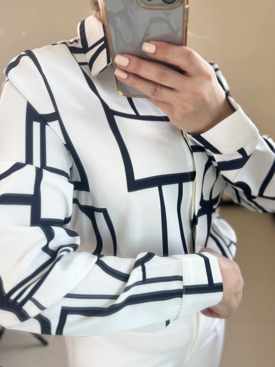 شومیز زنانه مجلسی سفید و سرمهای طرح خطی با جنس حریر و ساتن شیک