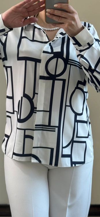 شومیز زنانه مجلسی طرحدار سفید و سرمهای با طراحی ظریف و کلاسیک