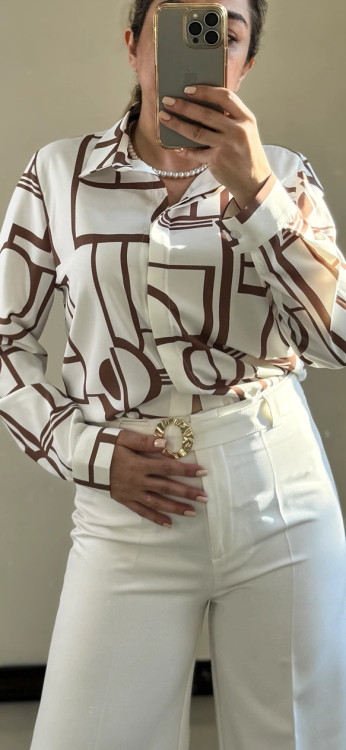 شومیز زنانه مجلسی با ترکیب رنگ سفید و سرمهای طرح خطی ظریف