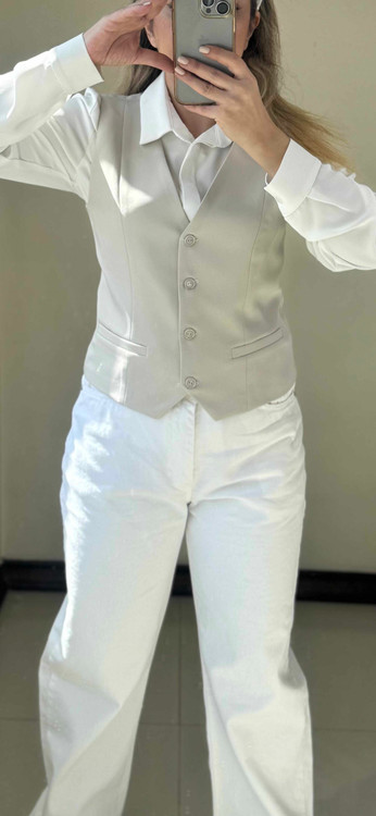 ست لباس زنانه: وست کرم و مشکی دکمهدار مجلسی