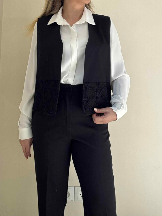 جلیقه زنانه گلدوزی شده کرم و مشکی، سایز ۳۶-۴۴، لینن، مناسب استایل بهار