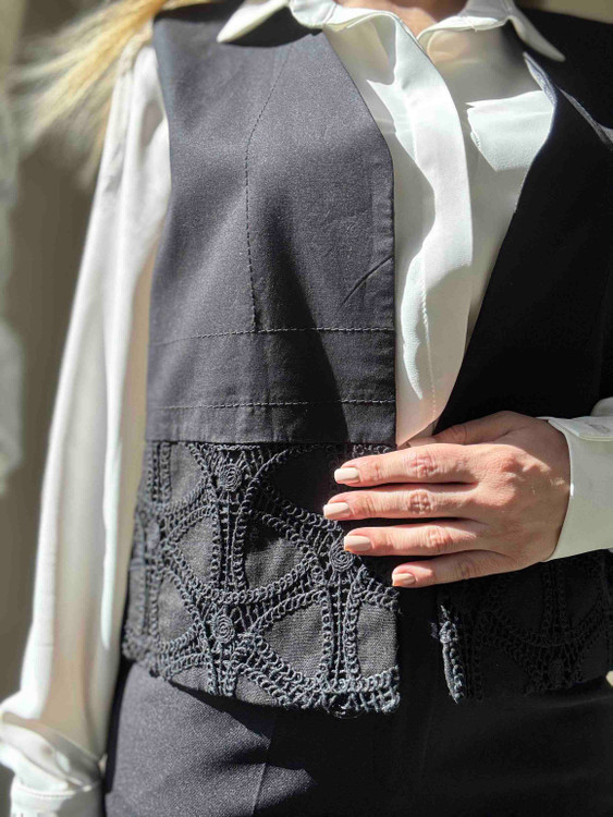 ژیله زنانه کار دست، جنس کرم رنگ لینن، گلدوزی مشکی، سایز ۳۸-۴۲”