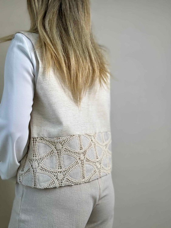 وست سایز بزرگ زنانه، طرح گلدوزی، پارچه لینن، رنگ کرم و مشکی، مناسب فصل گرما