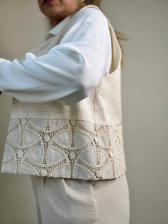 خرید اینترنتی جلیقه زنانه لینن، مدل گلدوزی، کرم با جزئیات مشکی، سایزبندی کامل