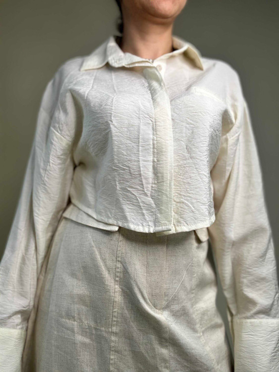 تصویر شومیز کراپ زنانه کوتاه در رنگهای کرم، مشکی و بژ با استایل مدرن و ترند