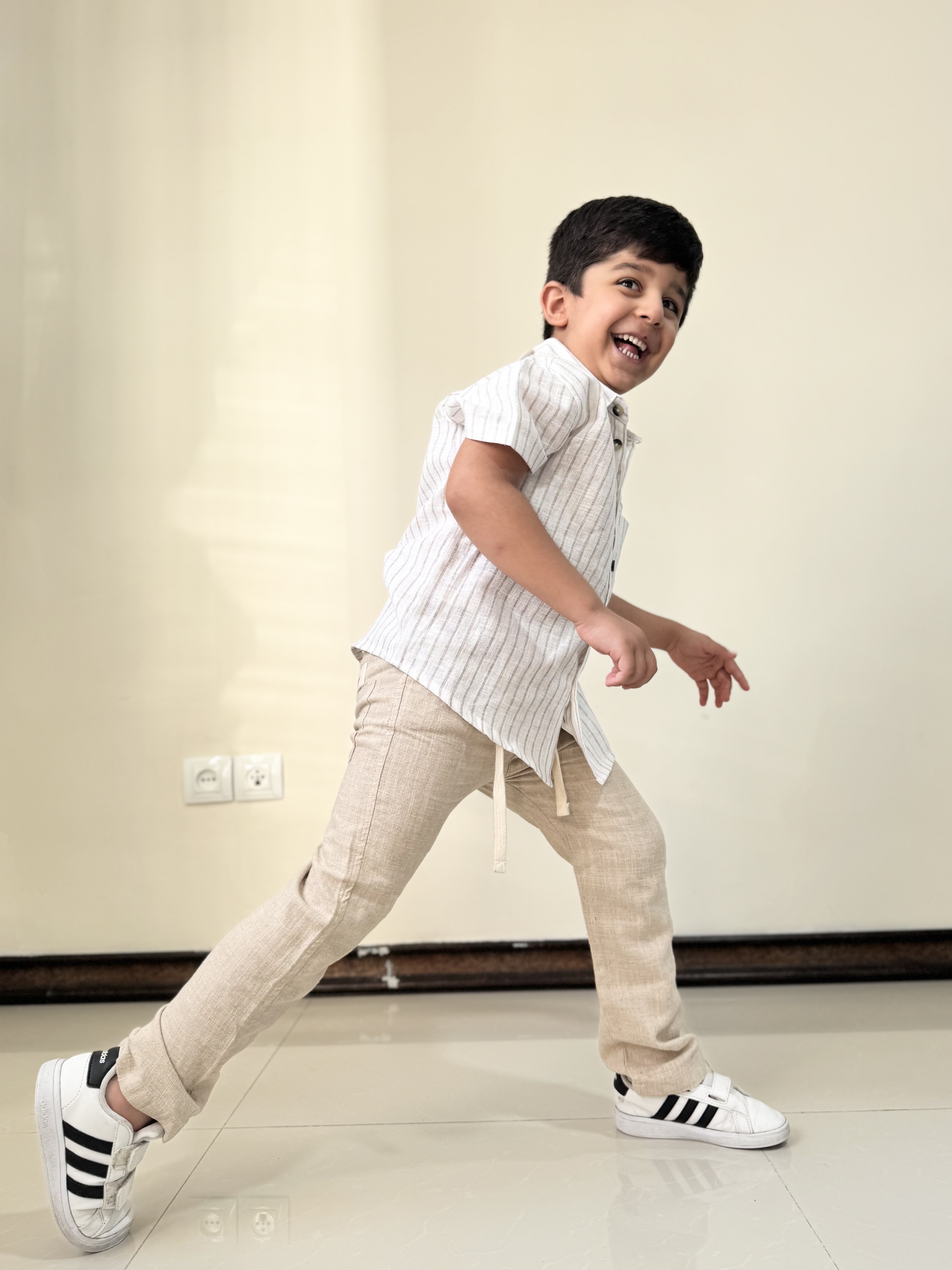 شلوار کودک کرم رنگ با جنس لینن و طراحی راحت برای استفاده روزمره