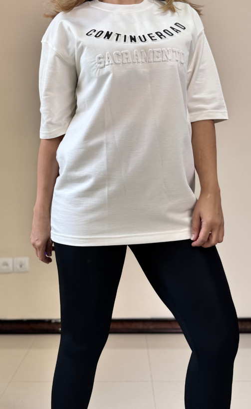 نمای نزدیک از کیفیت دوخت و پارچه تیشرت سفید زنانه